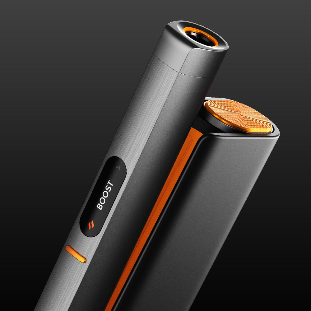 Κοντινό πλάνο του glo™ HILO Plus Limited Edition Design, μιας κομψής και μοντέρνας ηλεκτρονικής συσκευής περιποίησης της glo™, η οποία διαθέτει ένα εμφανές κουμπί BOOST και εντυπωσιακές πορτοκαλί λεπτομέρειες, σε συνδυασμό με ένα σκούρο φόντο με χρωματική διαβάθμιση.