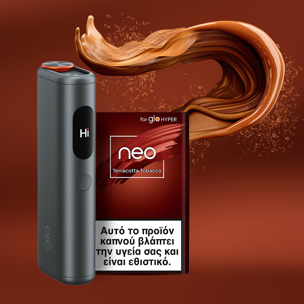 Μια κομψή μαύρη συσκευή glo HYPER βρίσκεται δίπλα σε ένα πακέτο καπνού neo™ Terracotta Tobacco, με ένα στροβιλισμένο καφέ φόντο καπνού και μια ελληνική προειδοποίηση για την υγεία στο πακέτο neo™.