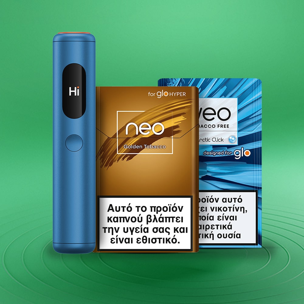 Μια μπλε συσκευή glo™ Hyper pro+ με την ένδειξη "Hi" στέκεται δίπλα σε δύο συσκευασίες με στικς καπνού neo, χρυσές και μπλε με ελληνικές προειδοποιήσεις για την υγεία, σε πράσινο φόντο, αναδεικνύοντας τα χαρακτηριστικά του glo™ που έχουν σχεδιαστεί για αυξημένη ικανοποίηση.