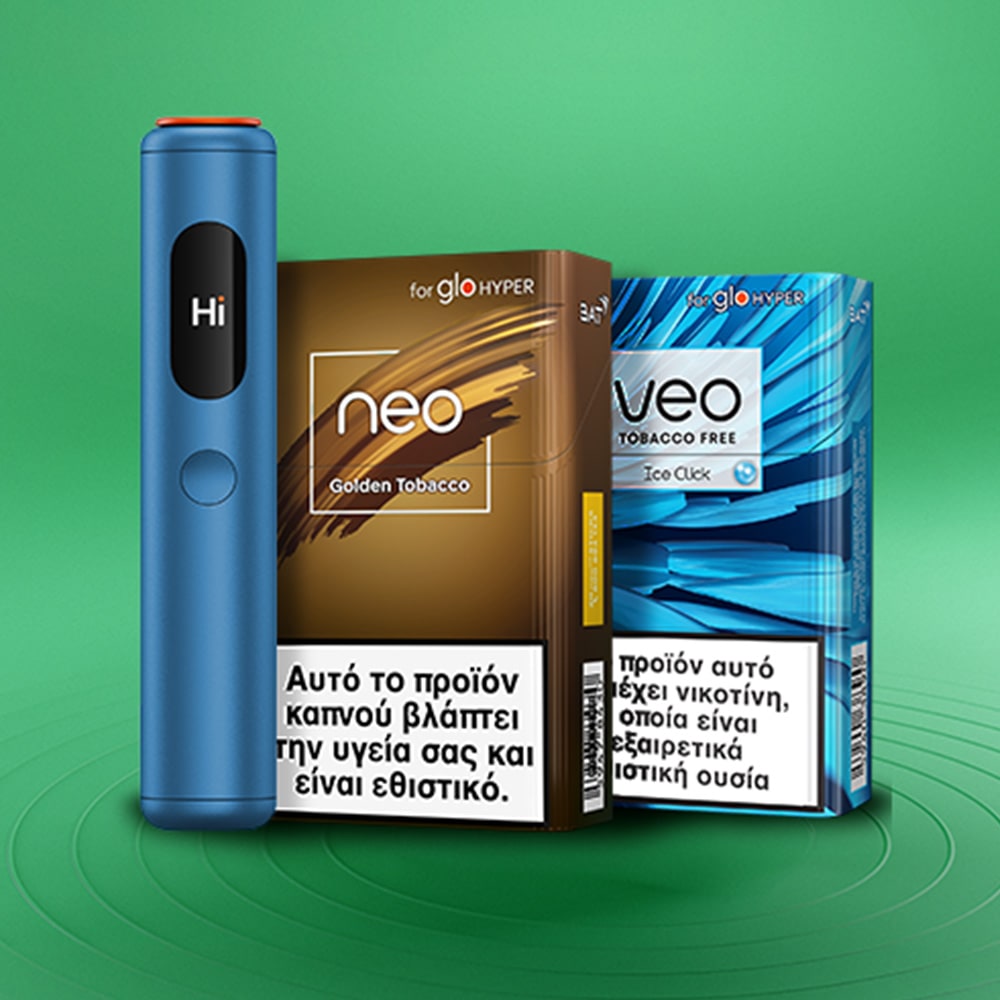 Μια μπλε συσκευή glo™ Hyper pro+ στέκεται όρθια δίπλα σε δύο κουτιά με neo sticks - Gold Tobacco (καφέ) και Ice Click (μπλε) - με ελληνικές προειδοποιήσεις για την υγεία στη συσκευασία, σε πράσινο διαβαθμισμένο φόντο.