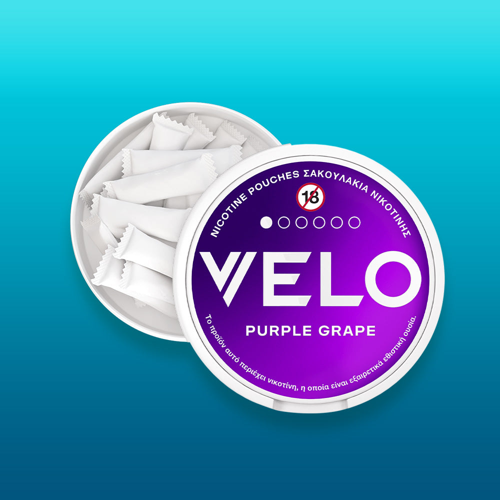 Ένα στρογγυλό λευκό δοχείο με την ένδειξη VELO FREE SAMPLE, που περιέχει διάφορα λευκά σακουλάκια νικοτίνης, εμφανίζεται σε μπλε διαβαθμισμένο φόντο. Το ελληνικό κείμενο και η προειδοποίηση 18+ αναδεικνύουν αυτό το δημοφιλές προϊόν VELO στην Ελλάδα.