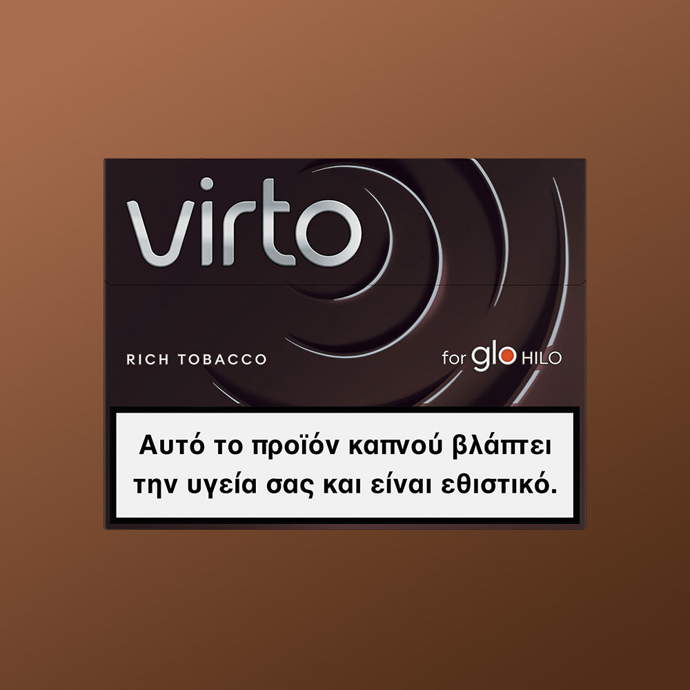 Μια συσκευασία virto™ Rich Tobacco για το glo HILO εμφανίζεται σε καφέ φόντο. Μια ελληνική προειδοποίηση που βρίσκεται από κάτω αναφέρει: «Αυτό το προϊόν καπνού βλάπτει την υγεία σας και προκαλεί εθισμό».